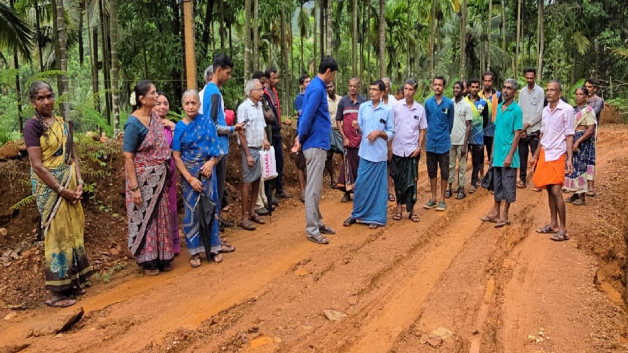 Sirsi News: ಶಿರಸಿ ತಾಲೂಕಿನ ಗಡಿಭಾಗಕ್ಕೆ ಹೊಂದಿಕೊಂಡಿರುವ ಮುಷ್ಕಿ ಸಮೀಪದ ಶಿರಗಣಿ ಗ್ರಾಮದ ರಸ್ತೆಯ ಕಣ್ಣೀರ ಕಥೆ
