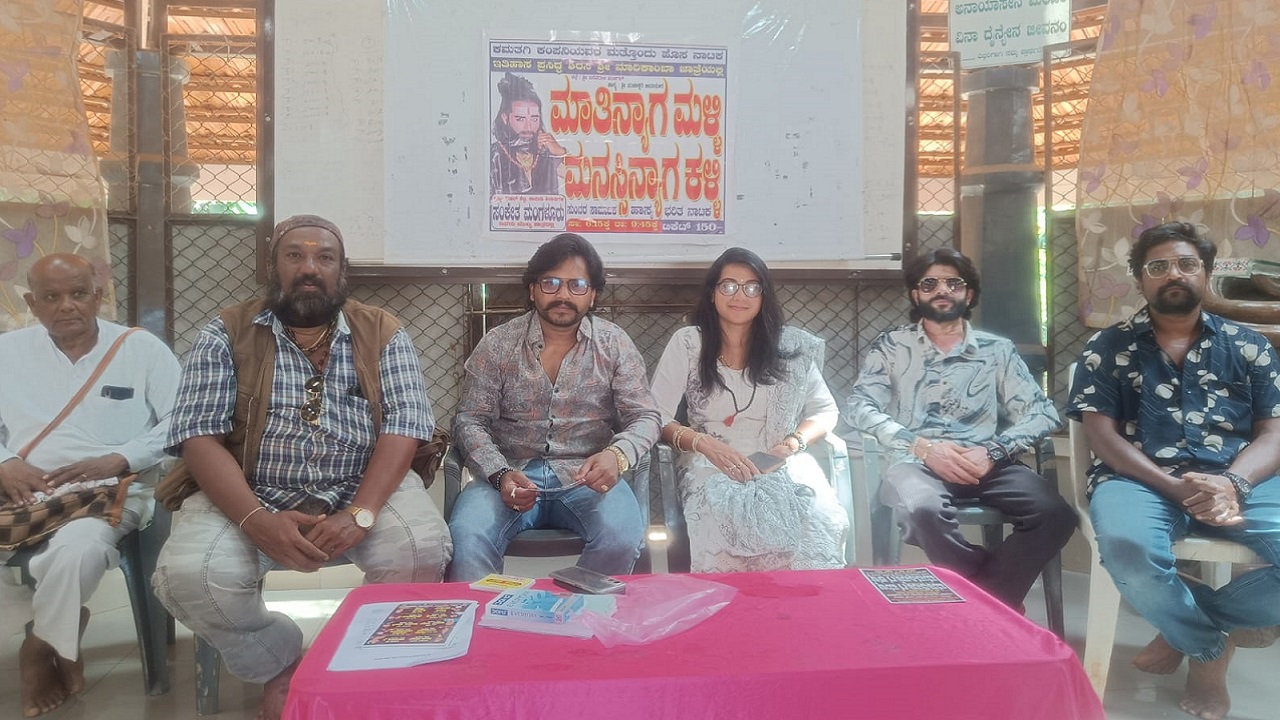 ಕಮತಗಿಯ ಶ್ರೀ ಗುರು ಹೊಳೆ ಹುಚ್ಚೇಶ್ವರ ನಾಟ್ಯ ಸಂಘ'ದಿಂದ ನಾಟಕ ಪ್ರದರ್ಶನ