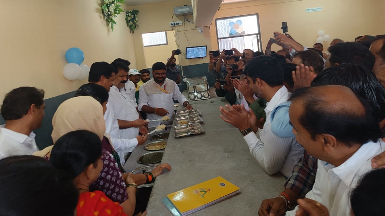 ಇಂದಿರಾ ಕ್ಯಾಂಟಿನ್ ಉದ್ಘಾಟಿಸಿದ ಸಚಿವ ಮಂಕಾಳ ವೈದ್ಯ