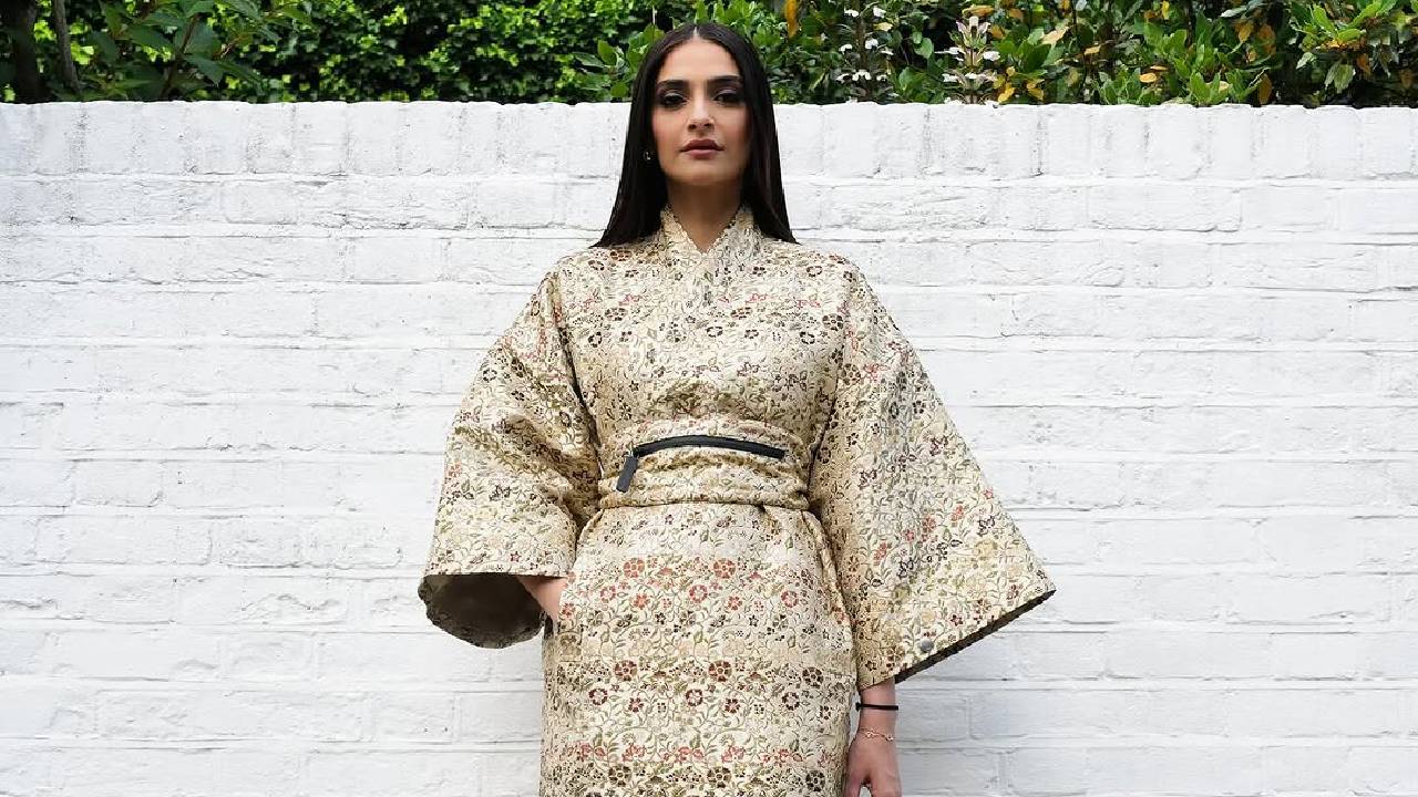 Sonam Kapoor: ಲಂಡನ್ ಸಮ್ಮರ್ ಪಾರ್ಟಿಯಲ್ಲಿ ಬಾಲಿವುಡ್ ನಟಿ ಸೋನಂ ಕಪೂರ್ ಲುಕ್ ಕಂಡು ಫ್ಯಾನ್ಸ್ ಫಿದಾ - Image 4