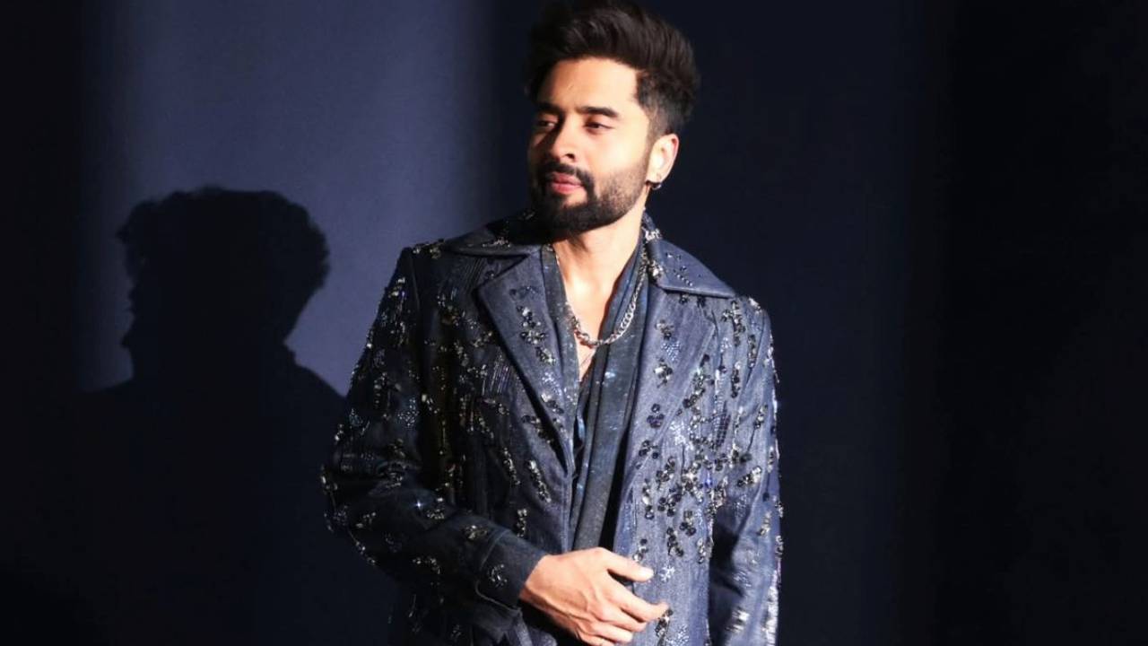 Star Fashion 2025: ಮಿನುಗುವ ಡೆನಿಮ್‌ ಟ್ರೆಂಚ್‌ ಕೋಟ್‌ನಲ್ಲಿ ಜಾಕಿ ಭಗ್ನಾನಿ ವಿಂಟರ್‌ ಫ್ಯಾಷನ್‌ - Image 4