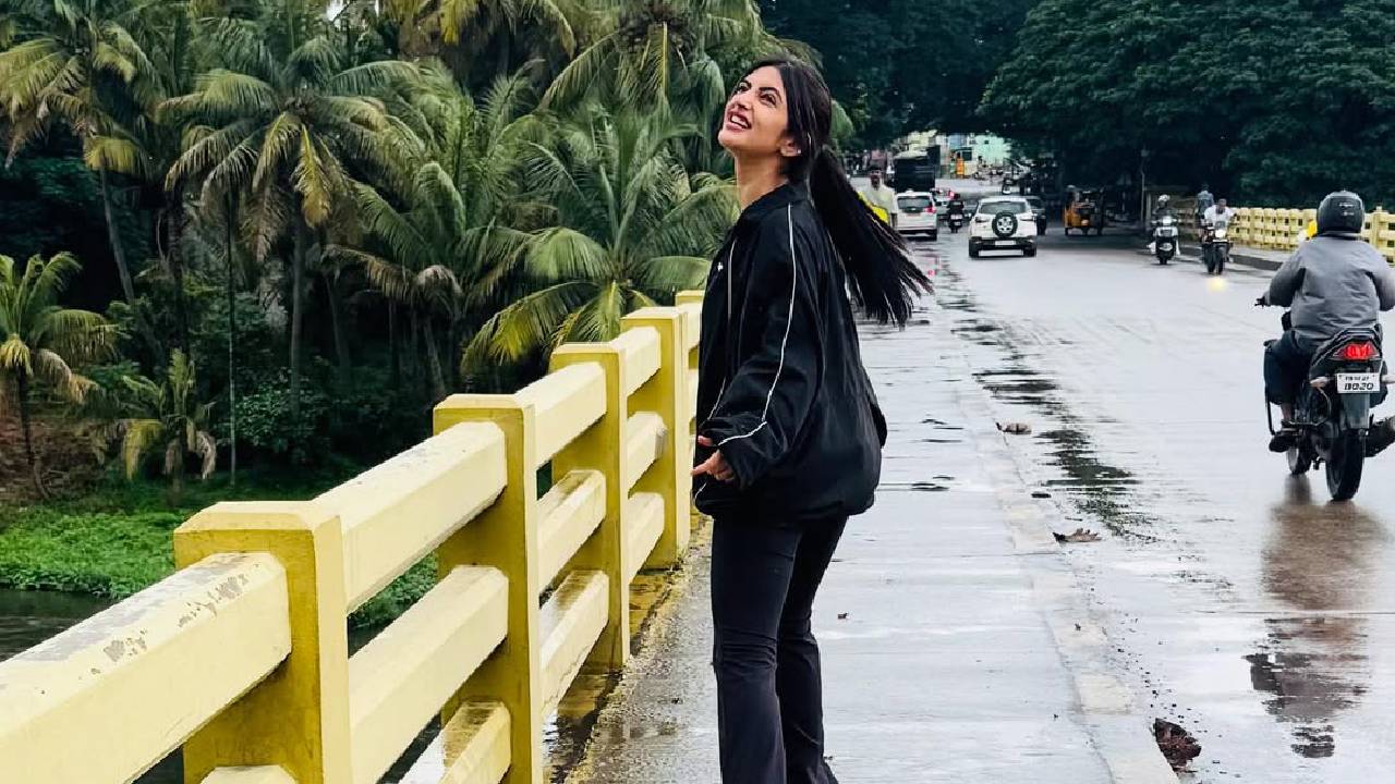 Sreeleela: ನೋ ಮೇಕಪ್ ಲುಕ್ನಲ್ಲಿ ಶ್ರೀಲೀಲಾ; ಮಾನ್ಸೂನ್ ವೈಬ್ ಫೋಟೊಗಳಿಗೆ ಅಭಿಮಾನಿಗಳು ಫಿದಾ - Image 1