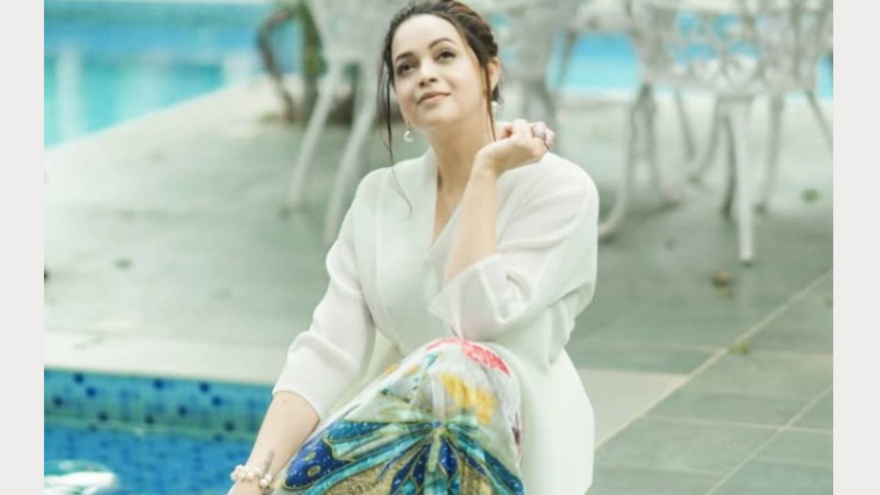 Star Fashion 2025: ಪ್ಲೀಟೆಡ್ ವೈಟ್ ಡ್ರೆಸ್ನಲ್ಲಿ ಚೀನಿ ಹುಡುಗಿಯಂತೆ ಕಂಡ ನಟಿ ಭಾವನಾ ಮೆನನ್ - Image 3