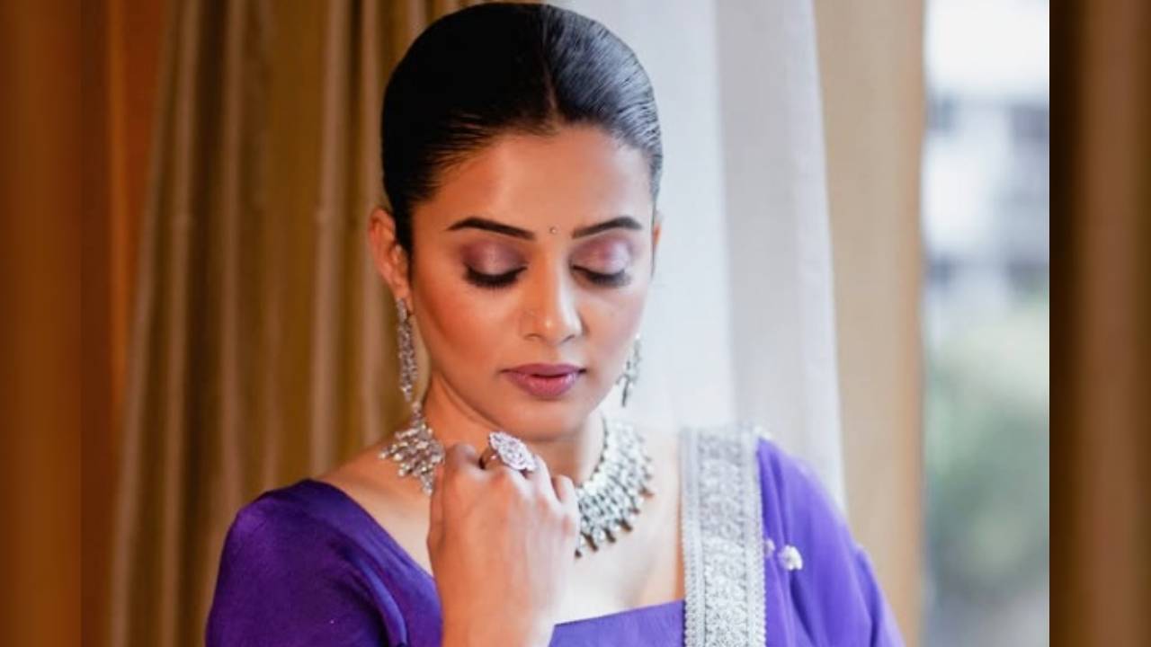Star Fashion 2025: ಟ್ರೆಂಡ್‌ಗೆ ಮರಳಿದ ನಟಿ ಪ್ರಿಯಾಮಣಿ ಧರಿಸಿದ ಅನಾರ್ಕಲಿ ಕುರ್ತಾ ಸೂಟ್‌ - Image 4