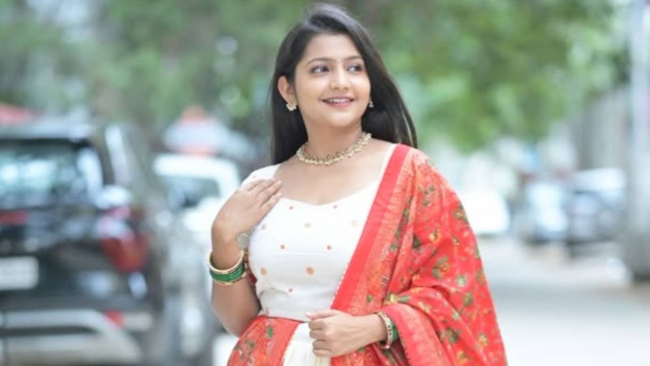 Star Fashion 2025: ನೋಡುಗರ ಕಣ್ಮನ ಸೆಳೆದ ಮುದ್ದು ಸೊಸೆ ಖ್ಯಾತಿಯ ನಟಿ ಪ್ರತಿಮಾ ವೈಟ್‌ ಲೆಹೆಂಗಾ - Image 5