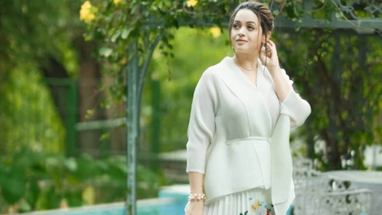 Star Fashion 2025: ಪ್ಲೀಟೆಡ್ ವೈಟ್ ಡ್ರೆಸ್ನಲ್ಲಿ ಚೀನಿ ಹುಡುಗಿಯಂತೆ ಕಂಡ ನಟಿ ಭಾವನಾ ಮೆನನ್ - Image 5