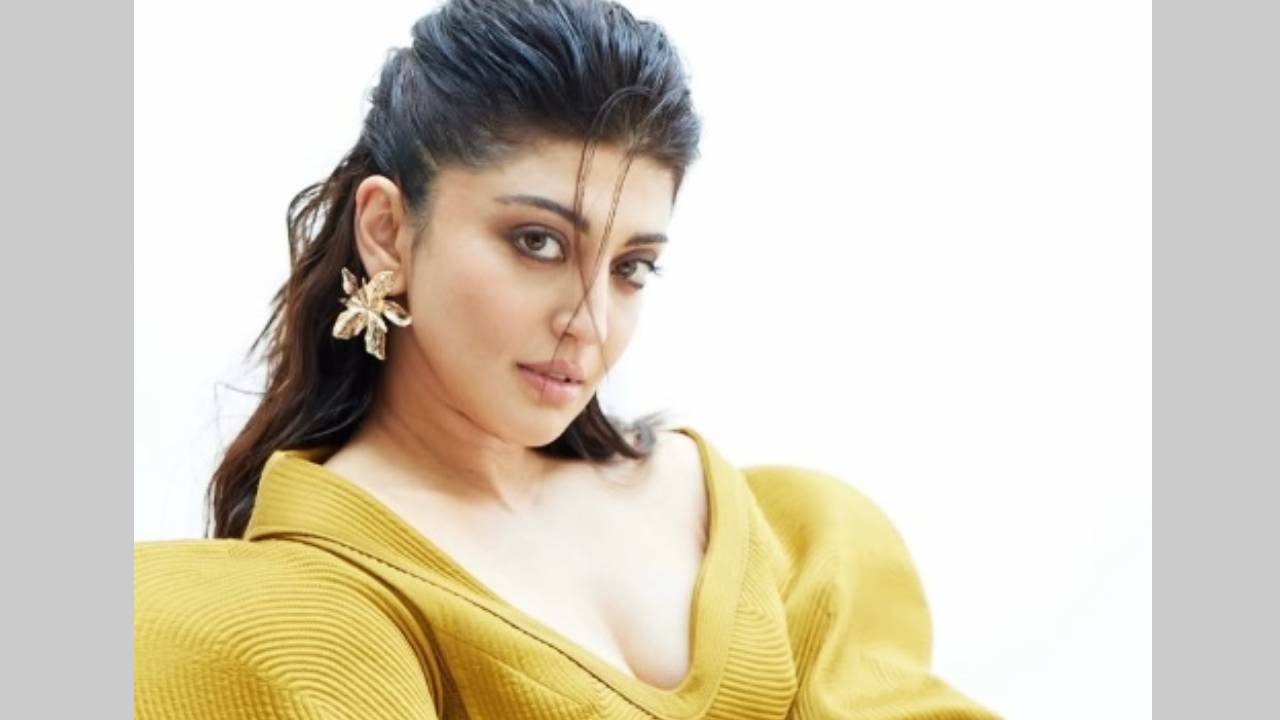 Star Fashion 2025: ಓವರ್ಸೈಜ್ ಮಿನಿ ವ್ರಾಪ್ ಡ್ರೆಸ್ನಲ್ಲಿ ನಟಿ ಪ್ರಣೀತಾ ಬಿಂದಾಸ್ ಲುಕ್ - Image 5