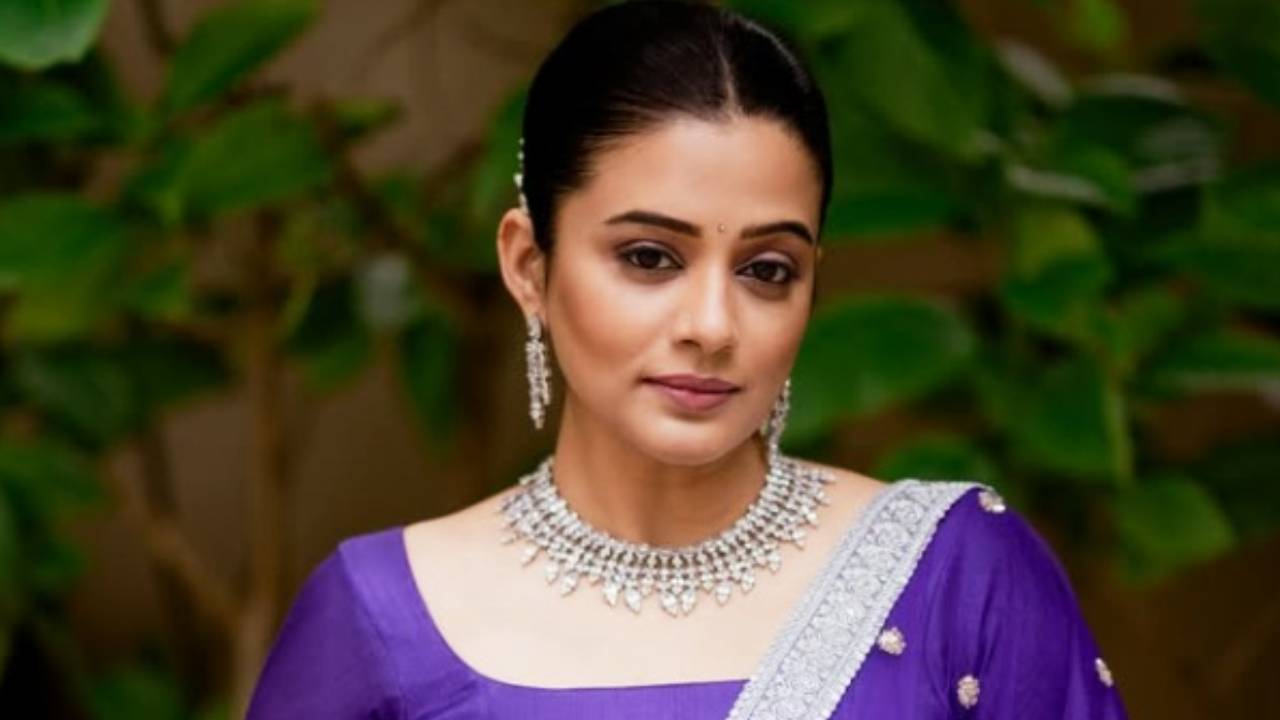 Star Fashion 2025: ಟ್ರೆಂಡ್‌ಗೆ ಮರಳಿದ ನಟಿ ಪ್ರಿಯಾಮಣಿ ಧರಿಸಿದ ಅನಾರ್ಕಲಿ ಕುರ್ತಾ ಸೂಟ್‌ - Image 5