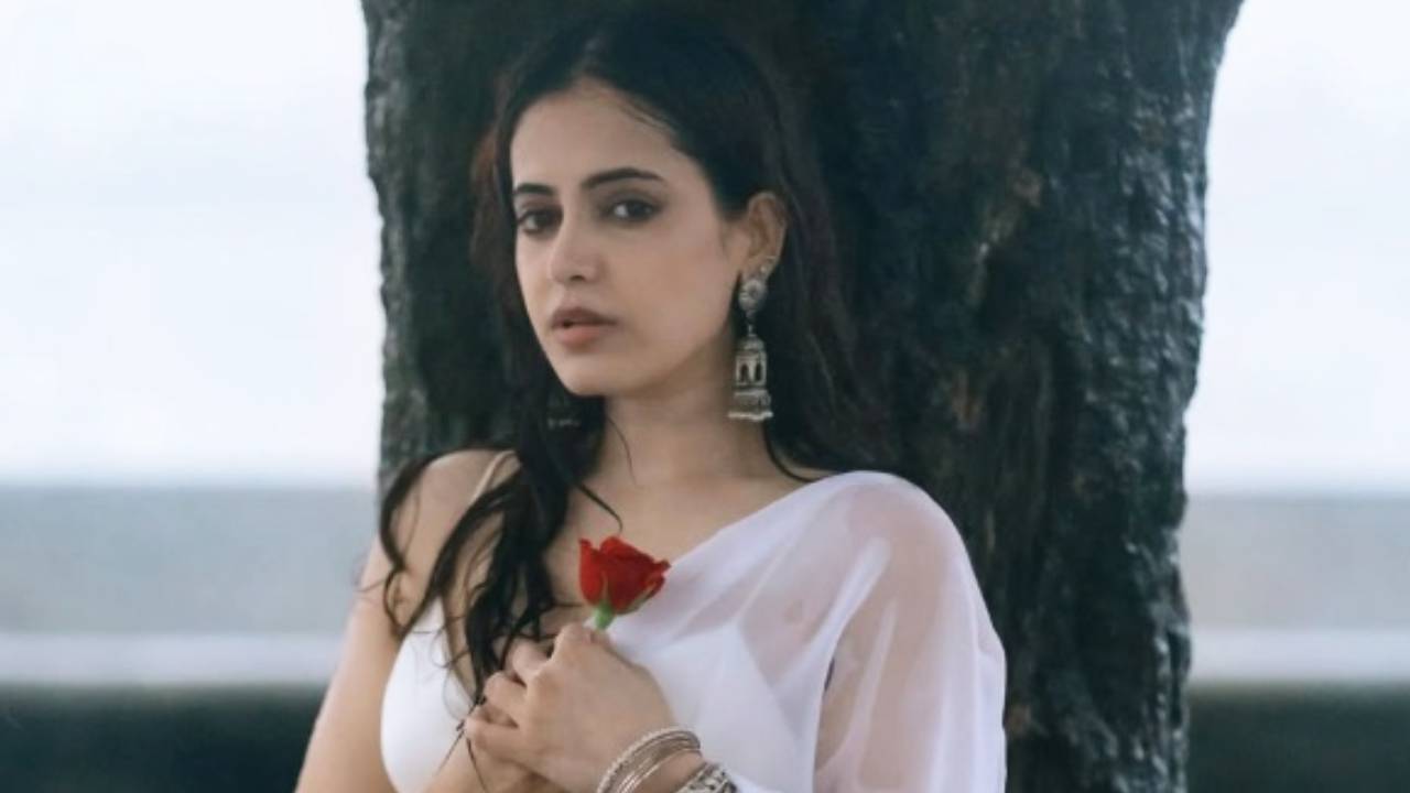 Star Fashion 2025: ಸೀರೆಯಲ್ಲಿ ಶ್ವೇತಧಾರಿಯಾದ ನಟಿ ಶ್ರುತಿ ಪ್ರಕಾಶ್ - Image 5