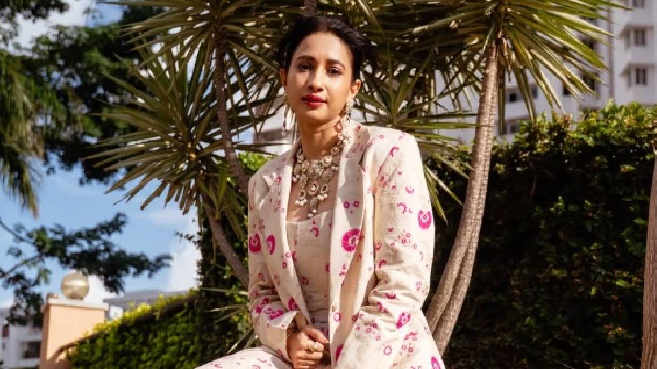 Star Fashion: ಅತ್ಯಾಕರ್ಷಕ ಬ್ರೋಕೆಡ್ ಸಿಲ್ಕ್ ಬ್ಲೇಜರ್ನಲ್ಲಿ ನಟಿ ಮಾನ್ವಿತಾ ಕಾಮತ್ ಕ್ಲಾಸಿಕ್ ಲುಕ್! - Image 4