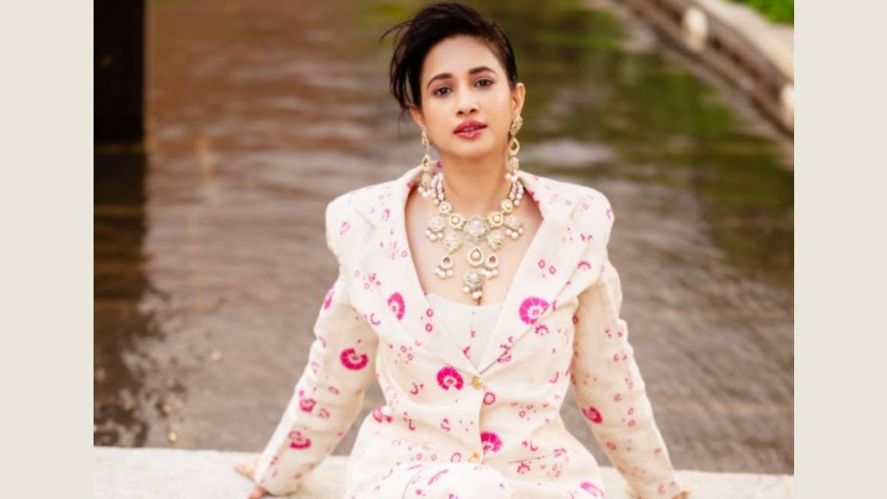 Star Fashion: ಅತ್ಯಾಕರ್ಷಕ ಬ್ರೋಕೆಡ್ ಸಿಲ್ಕ್ ಬ್ಲೇಜರ್ನಲ್ಲಿ ನಟಿ ಮಾನ್ವಿತಾ ಕಾಮತ್ ಕ್ಲಾಸಿಕ್ ಲುಕ್! - Image 5
