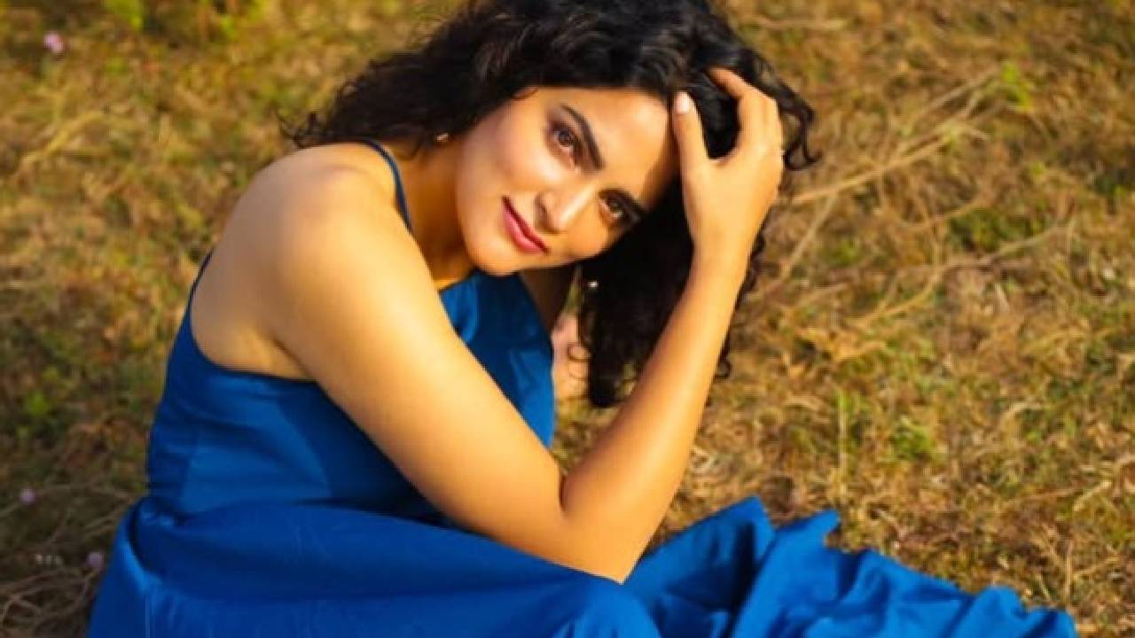 Star Fashion: ವೈಬ್ರೆಂಟ್ ನೀಲಿ ಕಲರ್ನ ಹಾಲ್ಟರ್ ನೆಕ್ ಫ್ಯಾಷನ್ವೇರ್ನಲ್ಲಿ ನಟಿ ಸುಕೃತಾ ವಾಗ್ಲೆ ನಯಾ ಲುಕ್! - Image 5