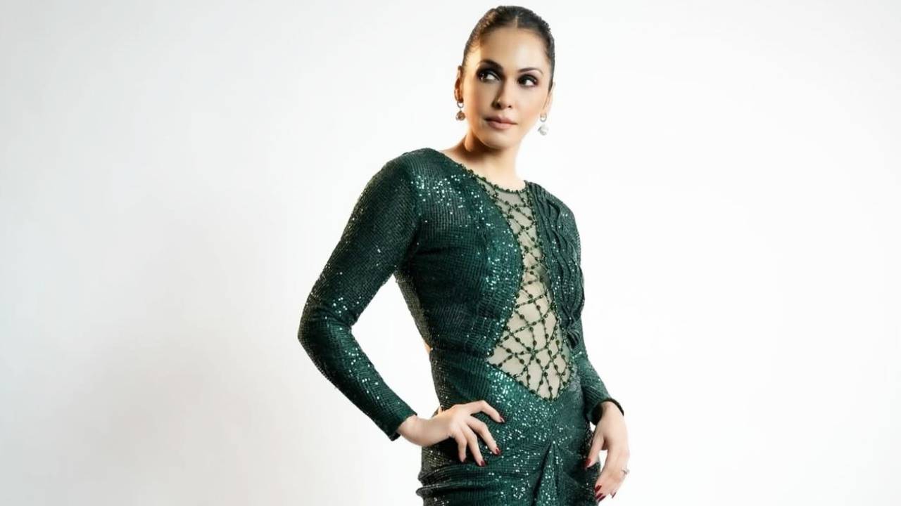 Star Fashion 2026: ಎಮರಾಲ್ಡ್ ಸಿಕ್ವಿನ್ಸ್ ಗೌನ್‌ನಲ್ಲಿ ಗ್ಲಾಮರಸ್‌ ಆಗಿ ಕಂಡ ಇಶಾ ಕೊಪ್ಪಿಕರ್‌ - Image 5