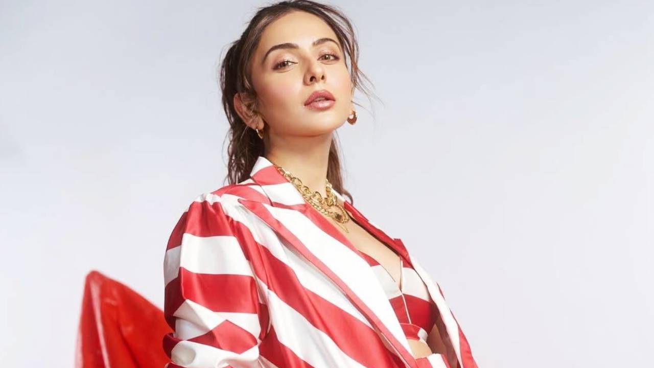 Star Fashion 2026: ಜೆಮೆಟ್ರಿಕ್‌ ಸ್ಟ್ರೈಪ್ಸ್ ಮಿನಿ ಸ್ಕರ್ಟ್‌ನಲ್ಲಿ ರಕುಲ್‌ ಪ್ರೀತ್‌ ಸಿಂಗ್‌ ಬಿಂದಾಸ್‌ ಫ್ಯಾಷನ್‌ - Image 5