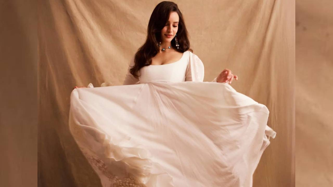 Star Fashion Review 2026: ಅನಾರ್ಕಲಿ ಸೂಟ್‌ನಲ್ಲಿ ತೀರಾ ಡಿಸೆಂಟ್‌ ಆಗಿ ಕಾಣಿಸಿಕೊಂಡ ತೃಪ್ತಿ ದಿಮ್ರಿ - Image 5