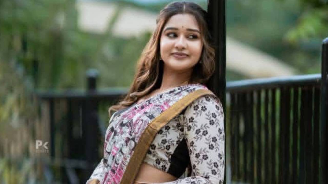 Star Saree Fashion 2025: ಕಲಾಂಕಾರಿ ಸೀರೆಯಲ್ಲಿ ನಟಿ ಮೌನ ಗುಡ್ಡೆಮನೆಯ ರೆಟ್ರೊ ಲುಕ್‌ - Image 4