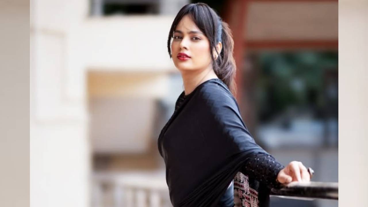 Star Saree Fashion 2025: ಬ್ಲ್ಯಾಕ್ ಸೀರೆಯಲ್ಲಿ ಮನಮೋಹಕವಾಗಿ ಕಂಡ ಜಿಂಕೆ ಮರಿ ನಂದಿತಾ ಶ್ವೇತಾ - Image 5