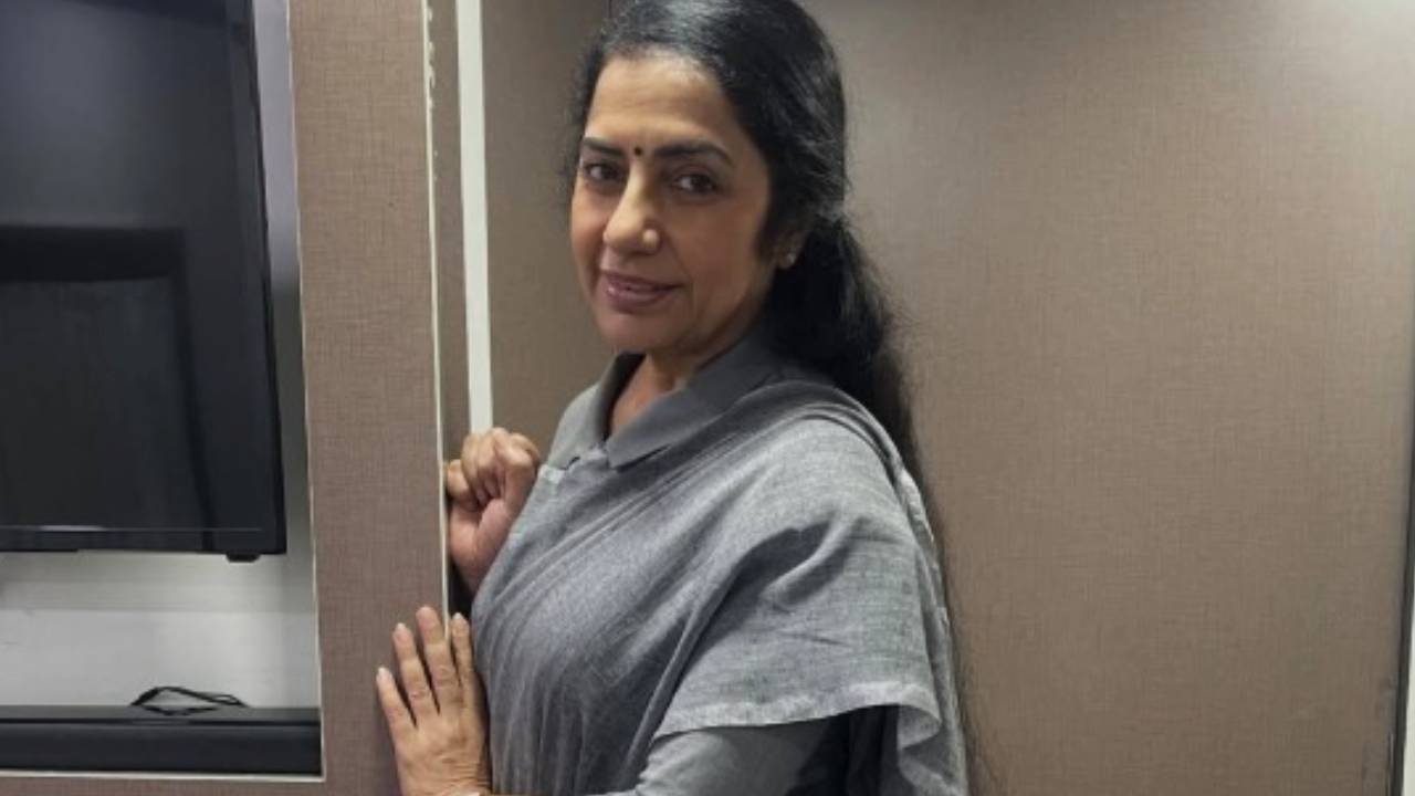 Star Saree Fashion Review 2025: ಮಹಿಳೆಯರನ್ನು ಸೆಳೆದ ಸುಹಾಸಿನಿಯವರ ಹ್ಯಾಂಡ್‌ಲೂಮ್‌ ಸೀರೆ - Image 2