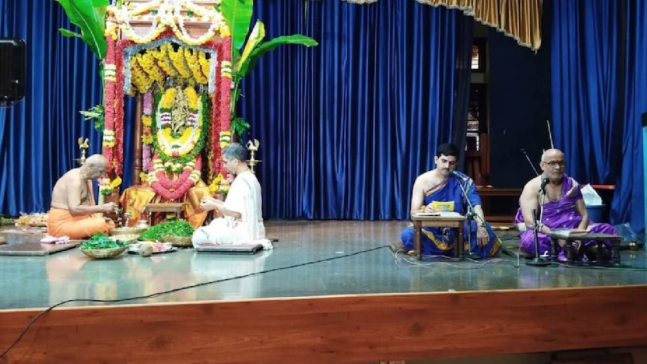 Swarnavalli:  26 ವರ್ಷಗಳಿಂದ ಸ್ವರ್ಣವಲ್ಲೀ ಮಹಾಸಂಸ್ಥಾನದಿಂದ ಮಹಾಕಾರ್ಯ;  ದೇಶ ಕಾಯುವ ಯೋಧರ ಹೆಸರಲ್ಲಿ ಲಕ್ಷ ತುಳಸಿ ಅರ್ಚನೆ - Image 1