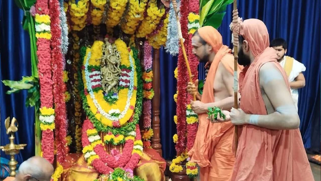 Swarnavalli:  26 ವರ್ಷಗಳಿಂದ ಸ್ವರ್ಣವಲ್ಲೀ ಮಹಾಸಂಸ್ಥಾನದಿಂದ ಮಹಾಕಾರ್ಯ;  ದೇಶ ಕಾಯುವ ಯೋಧರ ಹೆಸರಲ್ಲಿ ಲಕ್ಷ ತುಳಸಿ ಅರ್ಚನೆ - Image 2
