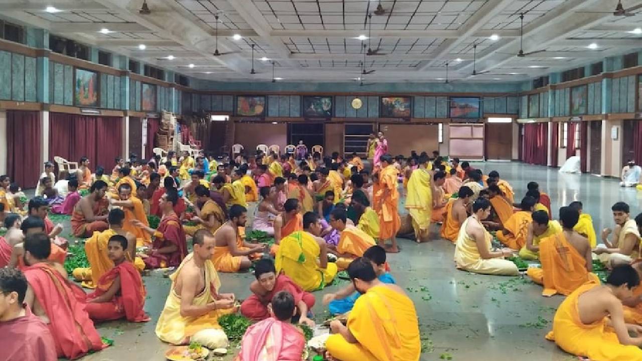 Swarnavalli:  26 ವರ್ಷಗಳಿಂದ ಸ್ವರ್ಣವಲ್ಲೀ ಮಹಾಸಂಸ್ಥಾನದಿಂದ ಮಹಾಕಾರ್ಯ;  ದೇಶ ಕಾಯುವ ಯೋಧರ ಹೆಸರಲ್ಲಿ ಲಕ್ಷ ತುಳಸಿ ಅರ್ಚನೆ - Image 3