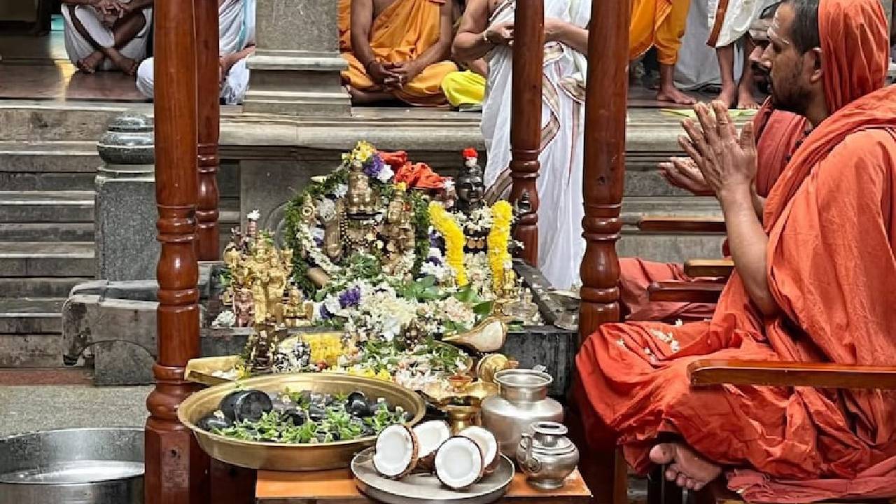 Swarnavalli:  26 ವರ್ಷಗಳಿಂದ ಸ್ವರ್ಣವಲ್ಲೀ ಮಹಾಸಂಸ್ಥಾನದಿಂದ ಮಹಾಕಾರ್ಯ;  ದೇಶ ಕಾಯುವ ಯೋಧರ ಹೆಸರಲ್ಲಿ ಲಕ್ಷ ತುಳಸಿ ಅರ್ಚನೆ - Image 4