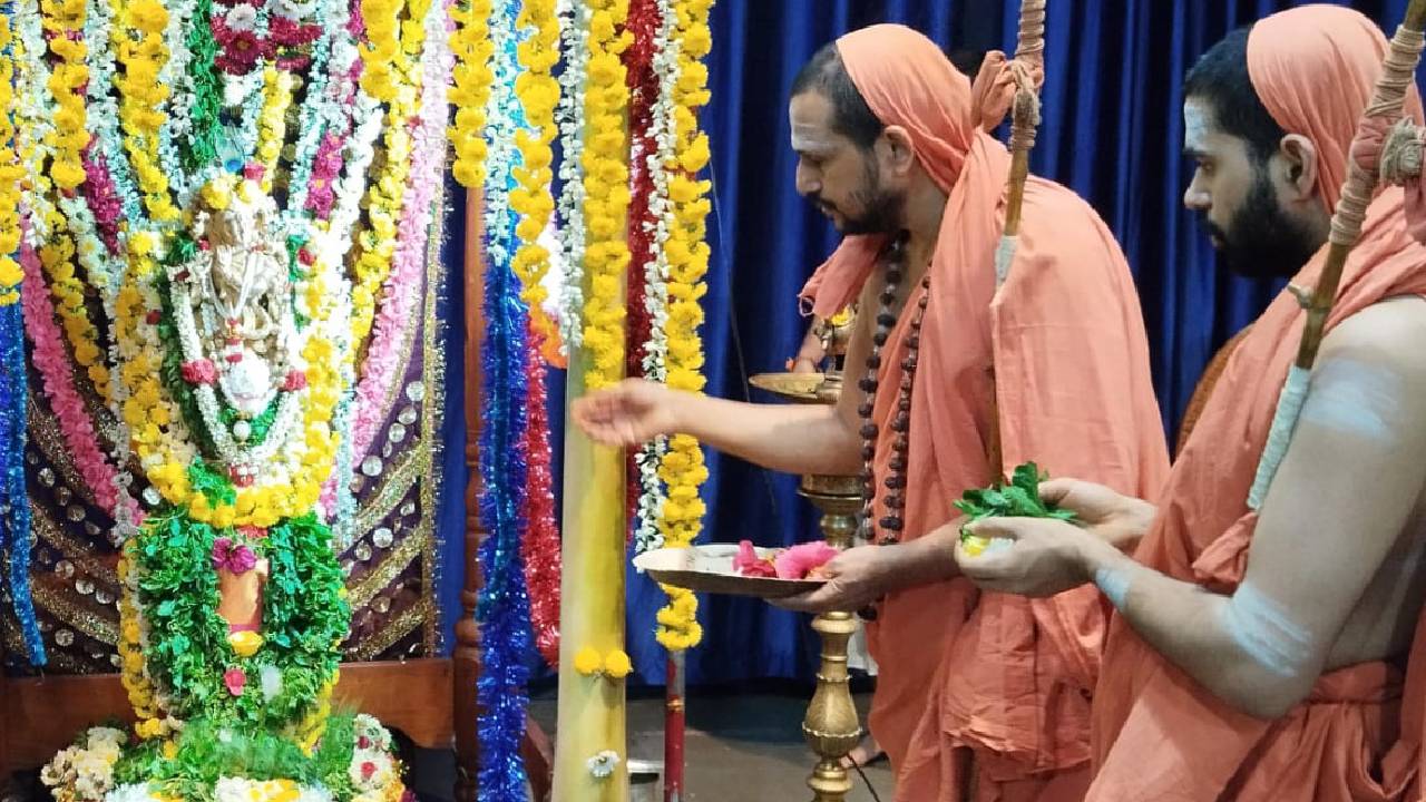 ದೇಶ ಕಾಯುವ ಯೋಧರ ಹೆಸರಲ್ಲಿ ಲಕ್ಷ ತುಳಸಿಯ ಅರ್ಚನೆ
