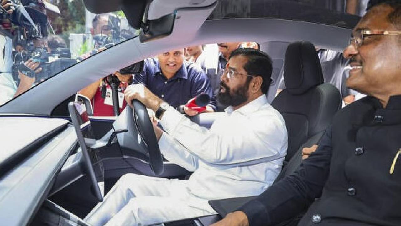 ಟೆಸ್ಲಾ ಕಾರು ಟೆಸ್ಟ್ ಡ್ರೈವ್ ಮಾಡಿದ ಏಕನಾಥ್ ಶಿಂಧೆ