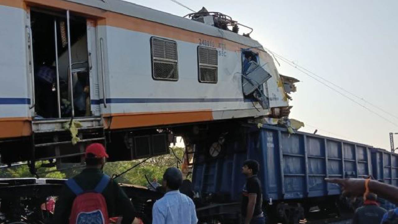 ಎರಡು ರೈಲುಗಳ ನಡುವೆ ಡಿಕ್ಕಿ; ನಾಲ್ವರ ಸಾವು