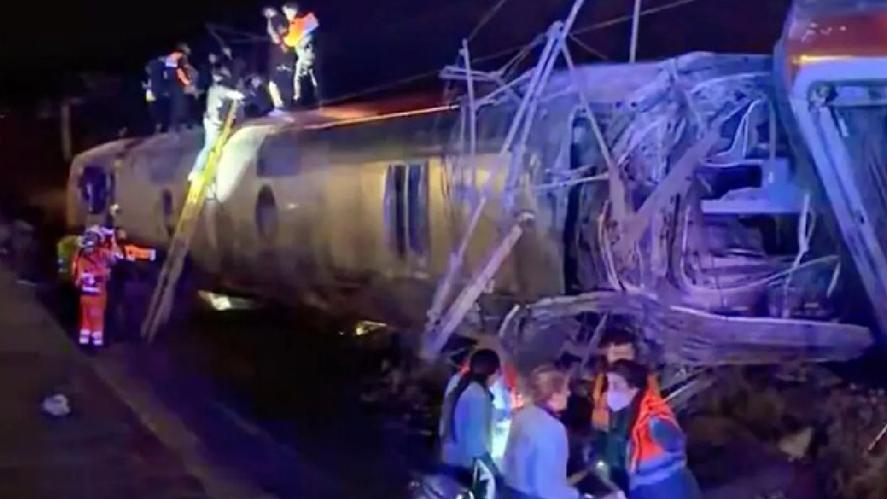 ಹಳಿ ತಪ್ಪಿ ಎರಡು ಹೈಸ್ಪೀಡ್‌ ರೈಲುಗಳ ನಡುವೆ ಭೀಕರ ಅಪಘಾತ