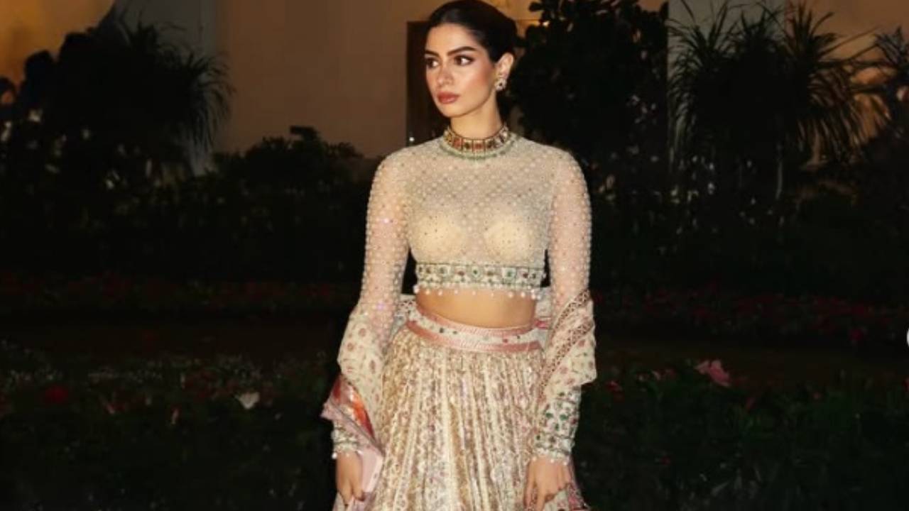 Star Fashion 2025: ಕಲಾತ್ಮಕ ಪಾರದರ್ಶಕ ಲೆಹೆಂಗಾದಲ್ಲಿ ಕಾಣಿಸಿಕೊಂಡ ಖುಷಿ ಕಪೂರ್‌ - Image 4