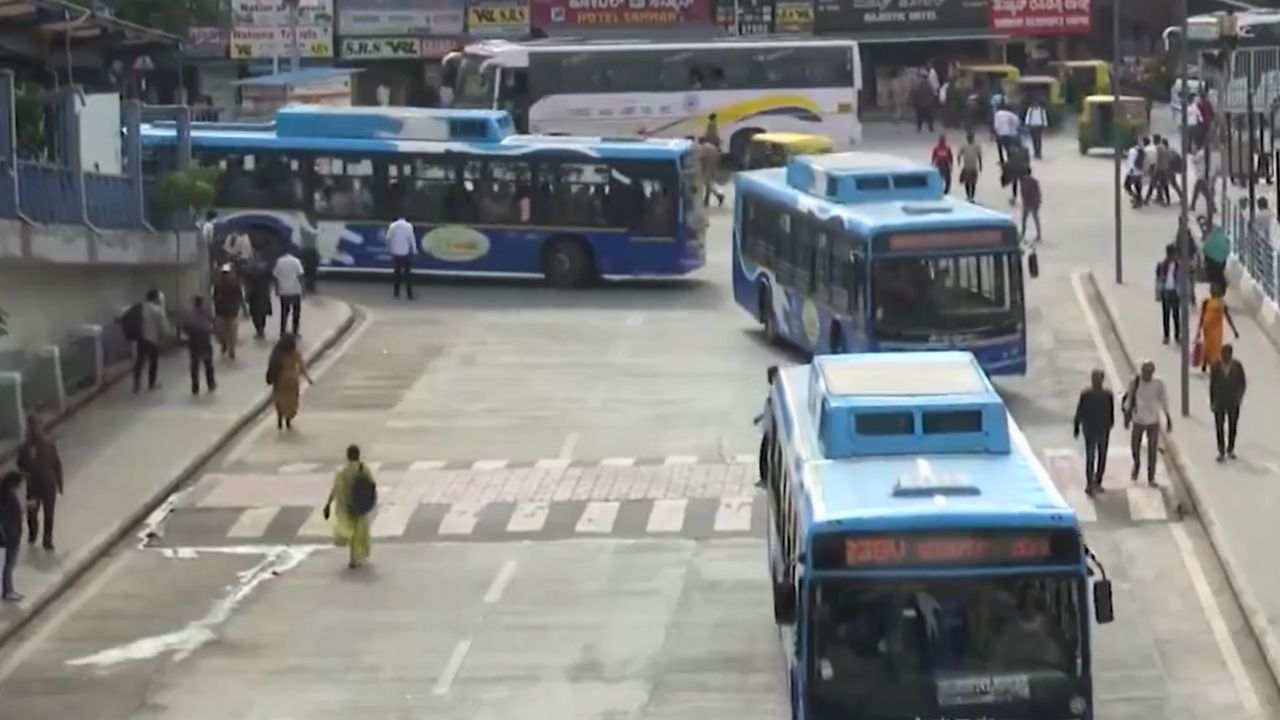 Transport Strike: ಹೈಕೋರ್ಟ್‌ ತರಾಟೆ ಹಿನ್ನೆಲೆ ಸಾರಿಗೆ ಮುಷ್ಕರ ಮುಂದೂಡಿಕೆ; ರಸ್ತೆಗಿಳಿದ ಬಸ್‌ಗಳು
