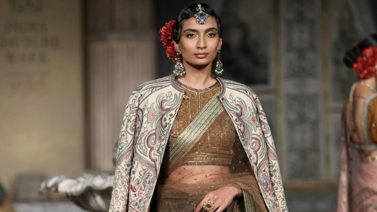 Winter Saree Fashion 2026: ಚಳಿಗಾಲದಲ್ಲಿ ಸೀರೆಗೂ ಸಿಕ್ತು ಲೇಯರ್ ಲುಕ್ - Image 4