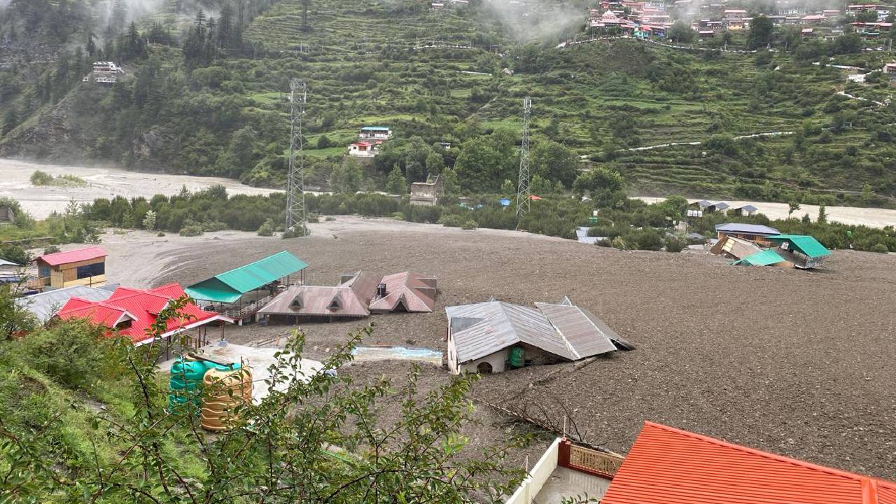 Twin Cloudbursts: ಉಕ್ಕೇರಿದ ಪ್ರವಾಹಕ್ಕೆ ಬದುಕು ಛಿದ್ರ ಛಿದ್ರ; ಉತ್ತರಕಾಶಿಯ ಅವಳಿ ಮೇಘಸ್ಫೋಟದ ದುರಂತ ಚಿತ್ರಣ - Image 3