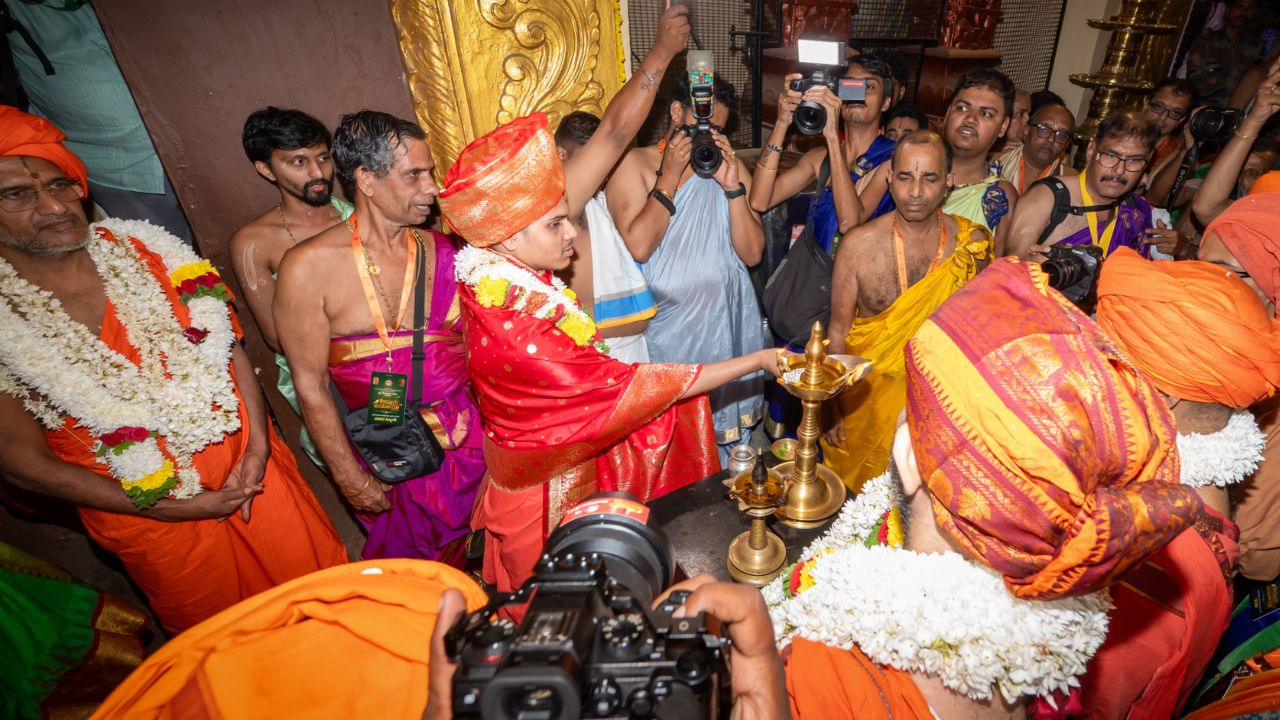 ಪರ್ಯಾಯ ಮಹೋತ್ಸವದಲ್ಲಿ ಮಿಂದೆದ್ದ ಉಡುಪಿ; ಸರ್ವಜ್ಞ ಪೀಠ ಏರಿದ ಶ್ರೀ ವೇದವರ್ಧನ ತೀರ್ಥರು - Image 3