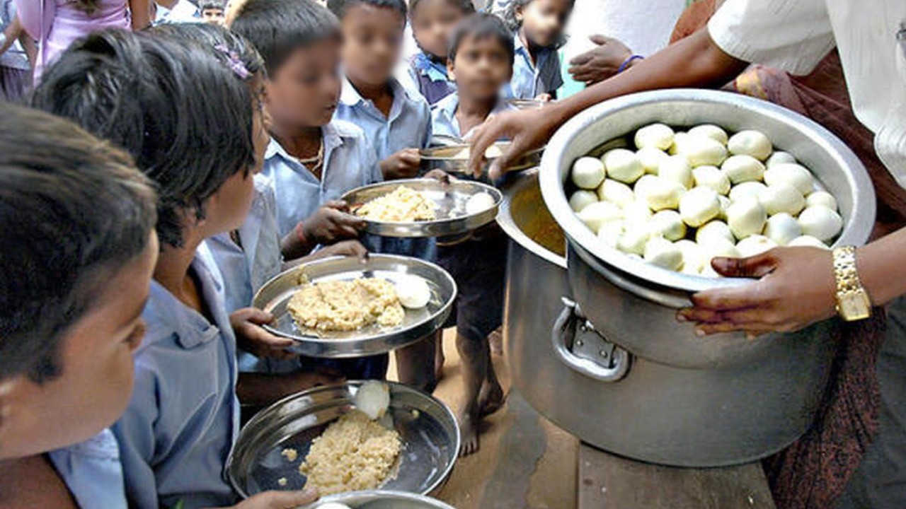 Mandya News: ಮಂಡ್ಯದಲ್ಲಿ ಮೊಟ್ಟೆ ಕೊಟ್ಟಿದ್ದಕ್ಕೆ ಸರ್ಕಾರಿ ಶಾಲೆ ತೊರೆದ 70 ವಿದ್ಯಾರ್ಥಿಗಳು