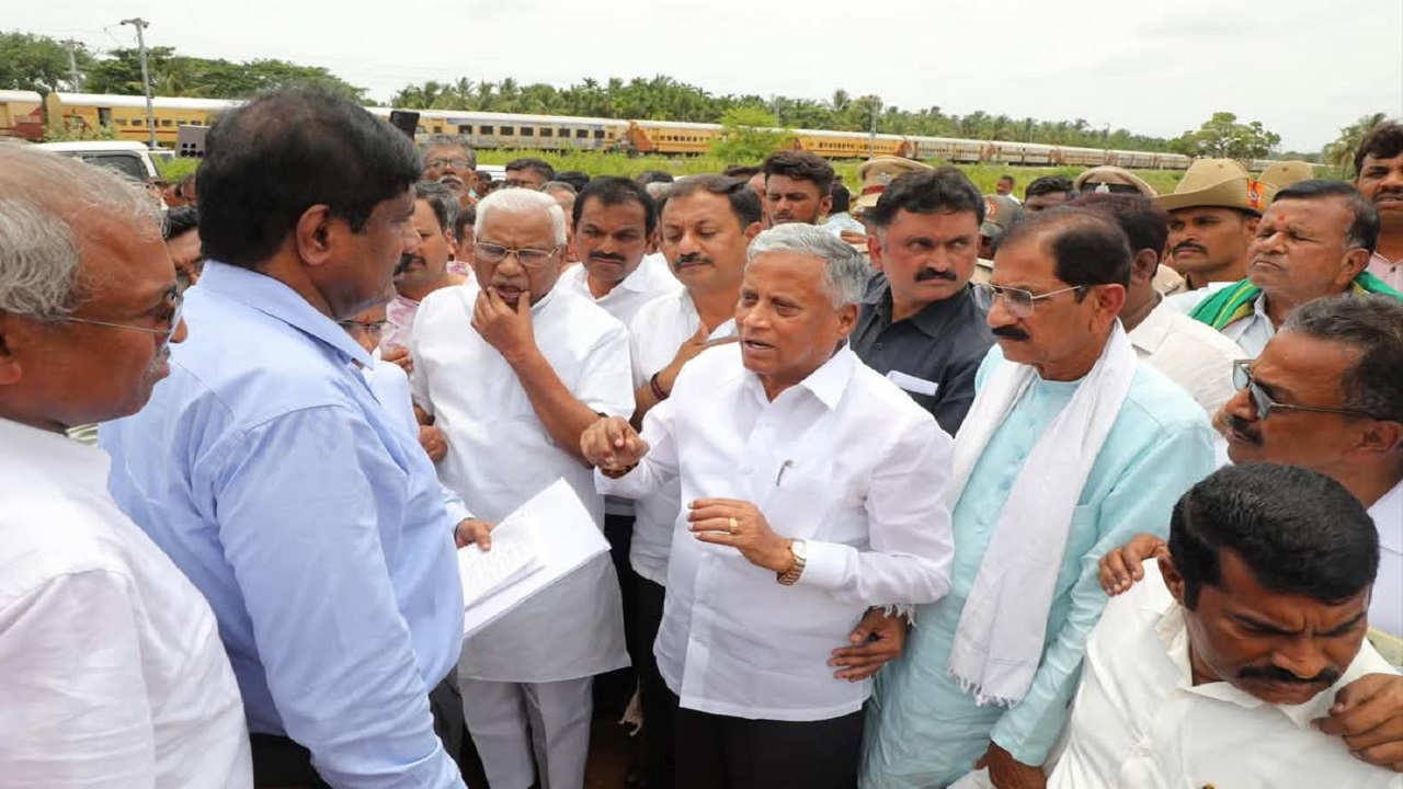 Central Minister V Somanna: ರೈತರ ವಿರೋಧದ ಲಿಂಕ್ ಕೆನಾಲ್ ಕಾಮಗಾರಿ ಸ್ಥಗಿತಗೊಳಿಸಿ : ಇಂಜಿನಿಯರ್ ಗಳಿಗೆ ಸೂಚಿಸಿದ ಕೇಂದ್ರ ರೈಲ್ವೆ ಸಚಿವ ವಿ.ಸೋಮಣ್ಣ