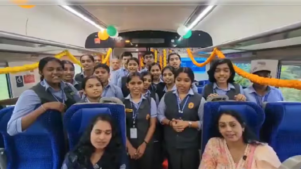 ರೈಲಿನಲ್ಲಿ ವಿದ್ಯಾರ್ಥಿಗಳು RSS ಗೀತೆ ಹಾಡಿದ್ದಕ್ಕೆ ಕೇರಳ ಸಿಎಂ ಖಂಡನೆ