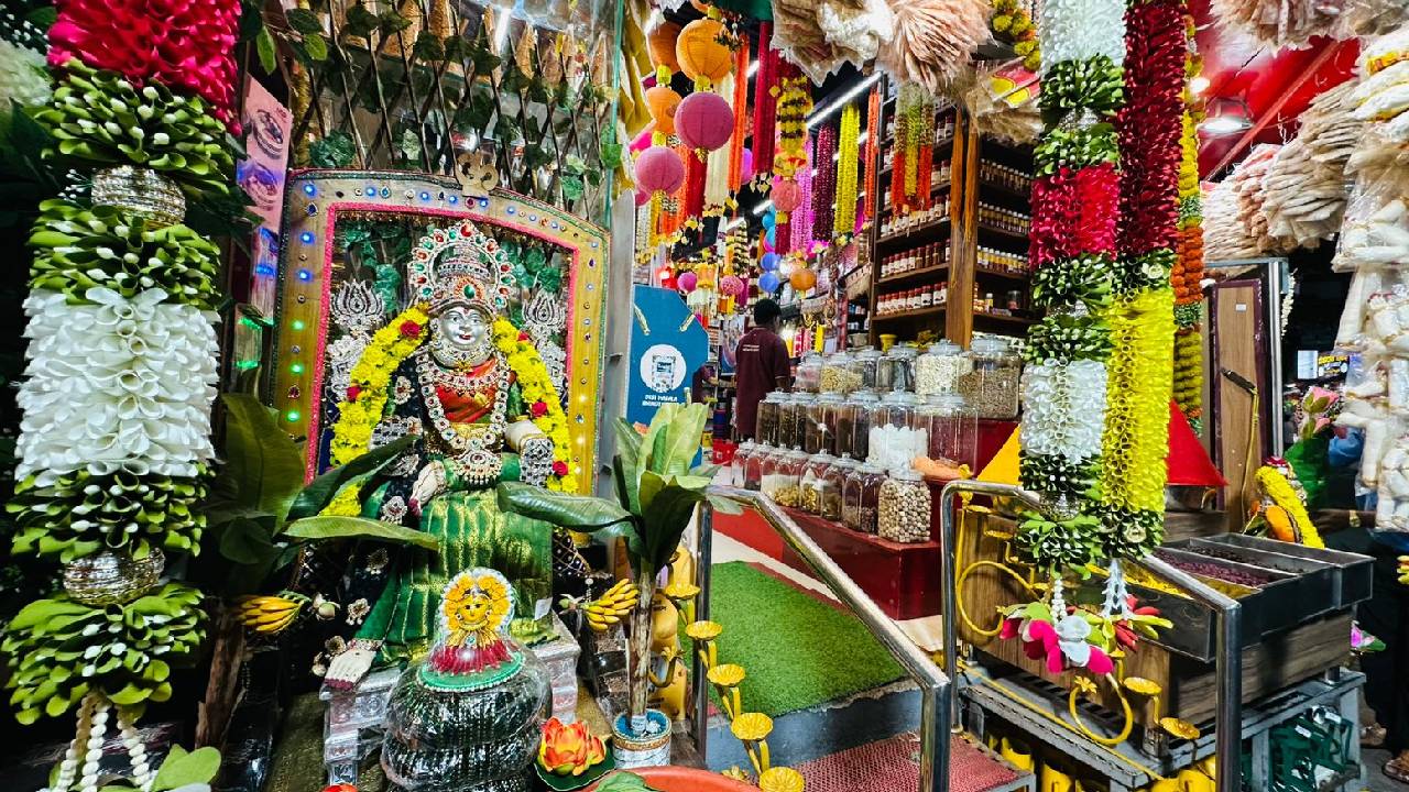 Varamahalaxmi Festival 2025: ಹಬ್ಬಕ್ಕೆ ಲಗ್ಗೆ ಇಟ್ಟ ರೆಡಿಮೇಡ್ ವರಮಹಾಲಕ್ಷ್ಮಿ ಅಲಂಕಾರಿಕ ಸಾಮಗ್ರಿಗಳು - Image 2