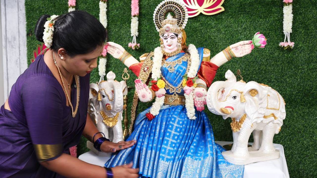 Varamahalaxmi Saree Draping 2025: ವರಮಹಾಲಕ್ಷ್ಮಿಗೆ ಆಕರ್ಷಕವಾಗಿ ಸೀರೆ ಉಡಿಸಿ ಅಲಂಕರಿಸಿ - Image 4