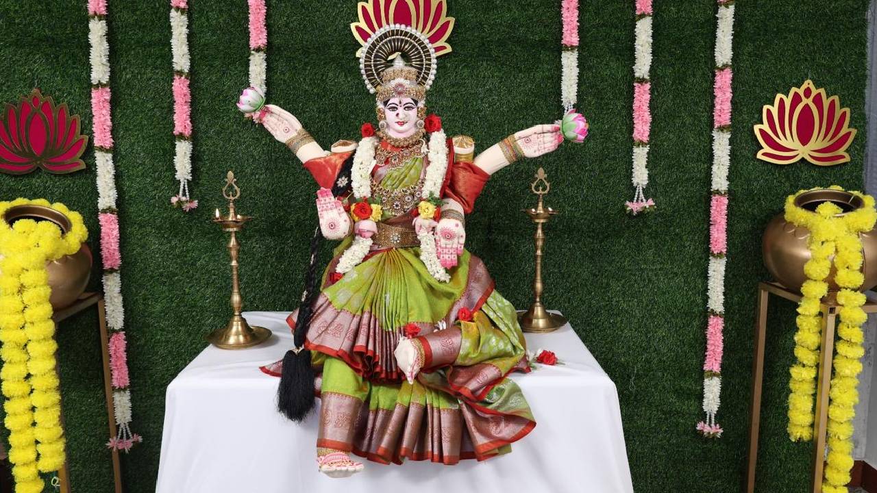 Varamahalaxmi Saree Draping 2025: ವರಮಹಾಲಕ್ಷ್ಮಿಗೆ ಆಕರ್ಷಕವಾಗಿ ಸೀರೆ ಉಡಿಸಿ ಅಲಂಕರಿಸಿ - Image 1