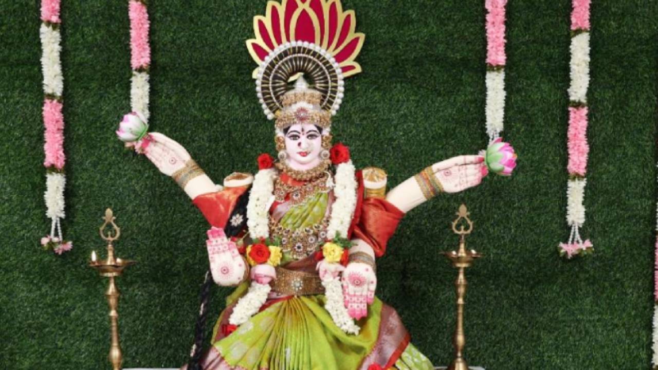 Varamahalaxmi Saree Draping 2025: ವರಮಹಾಲಕ್ಷ್ಮಿಗೆ ಆಕರ್ಷಕವಾಗಿ ಸೀರೆ ಉಡಿಸಿ ಅಲಂಕರಿಸಿ - Image 5