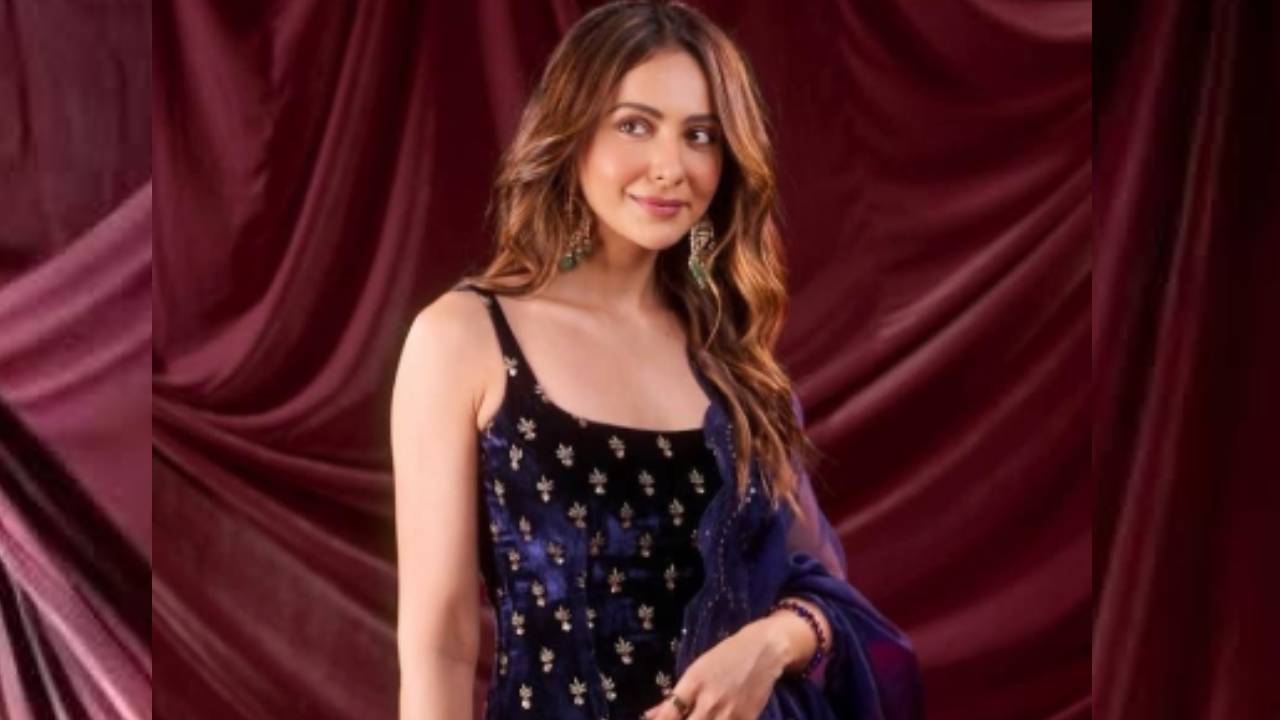 Star Summer Fashion 2026: ಸಮ್ಮರ್‌ಗೆ ತಕ್ಕ ಸ್ಟ್ರಾಪ್‌ ವೆಲ್ವೆಟ್‌ ಕುರ್ತಾಗೆ ಸೈ ಎಂದ ರಕುಲ್‌ - Image 5