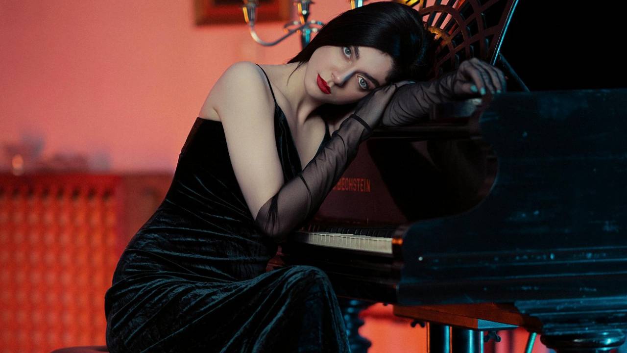 Winter Fashion 2026: ವಿಂಟರ್ ಫ್ಯಾಷನ್‌ನಲ್ಲಿ ಟ್ರೆಂಡಿಯಾದ ವೆಲ್ವೆಟ್ ಡ್ರೆಸ್‌ಗಳು - Image 2