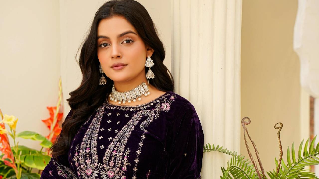 Winter Fashion 2026: ವಿಂಟರ್ ಫ್ಯಾಷನ್‌ನಲ್ಲಿ ಟ್ರೆಂಡಿಯಾದ ವೆಲ್ವೆಟ್ ಡ್ರೆಸ್‌ಗಳು - Image 3