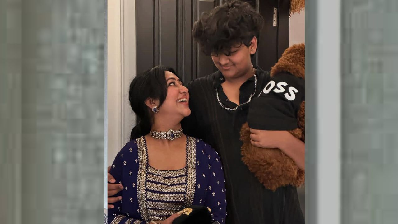 Vijayalakshmi Darshan: ನೀಲಿ ಬಣ್ಣದ ಡ್ರೆಸ್ನಲ್ಲಿ ಮಿಂಚಿದ ವಿಜಯಲಕ್ಷ್ಮೀ ದರ್ಶನ್; ಪುತ್ರ ವಿನೀಶ್ ಜತೆಗಿನ ಫೋಟೋಗಳು ವೈರಲ್ - Image 3