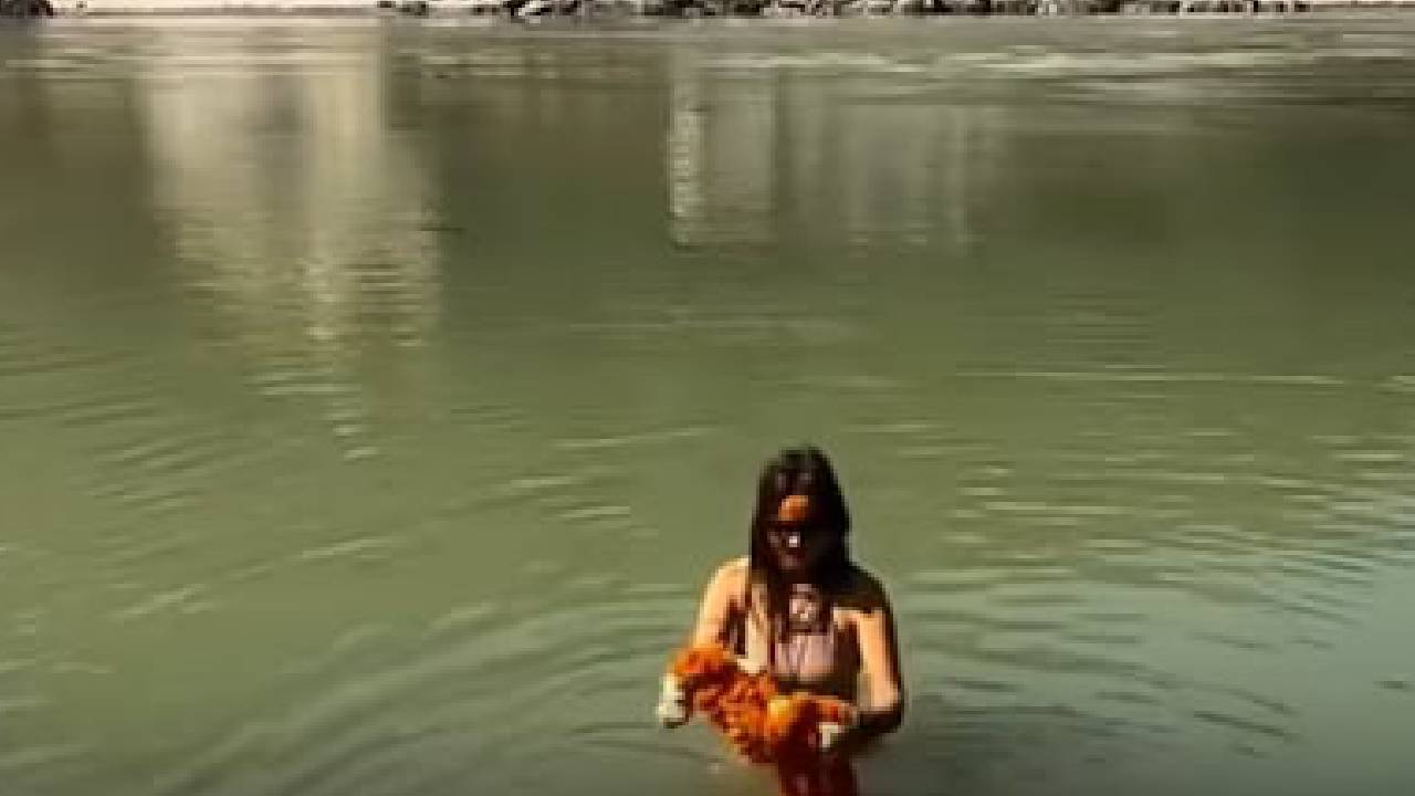 ಬಿಕಿನಿ ತೊಟ್ಟು ಗಂಗಾ ನದಿಯಲ್ಲಿ ಸ್ನಾನ ಮಾಡಿದ ಮಹಿಳೆ