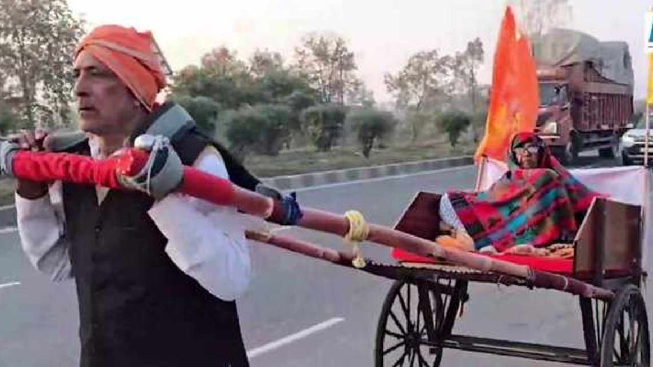ಮಾರ್ಡನ್ ಶ್ರವಣಕುಮಾರ- ತಾಯಿಯನ್ನು ತಳ್ಳುವ ಗಾಡಿಯಲ್ಲಿ ಕುಂಭಮೇಳಕ್ಕೆ ಕರೆತಂದ ಪುತ್ರ!
