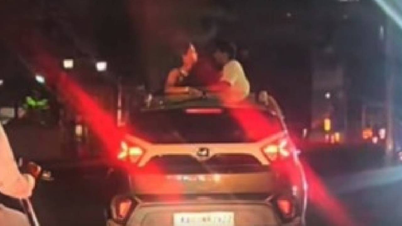 Viral Video: ಬೆಂಗಳೂರಲ್ಲಿ ಚಲಿಸುತ್ತಿದ್ದ ಕಾರಿನಲ್ಲೇ ರೊಮ್ಯಾನ್ಸ್; ಸನ್‌ ರೂಫ್‌ ತೆಗೆದು ಯುವತಿಗೆ ಚುಂಬಿಸಿದ ಯುವಕ!