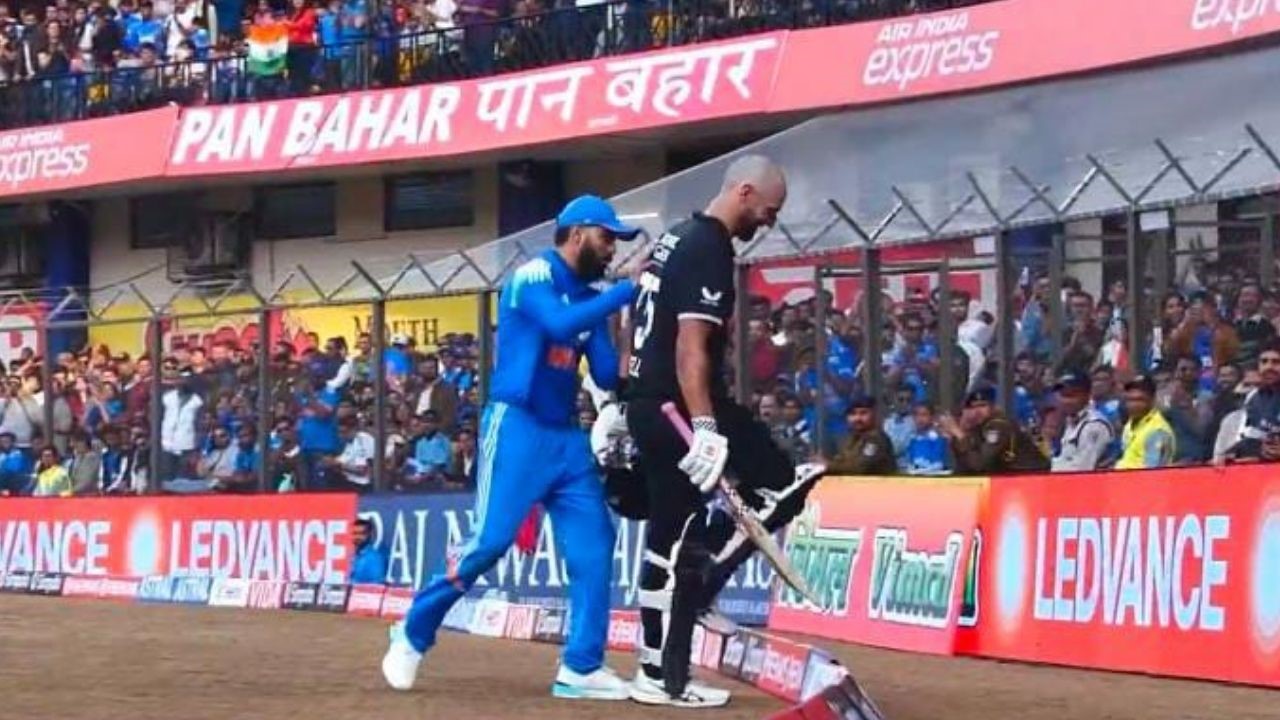 ಬೌಂಡರಿ ಲೈನ್‌ ಬಳಿ ಡ್ಯಾರಿಲ್‌ ಮಿಚೆಲ್‌ರನ್ನು ತಳ್ಳಿದ ಕೊಹ್ಲಿ!